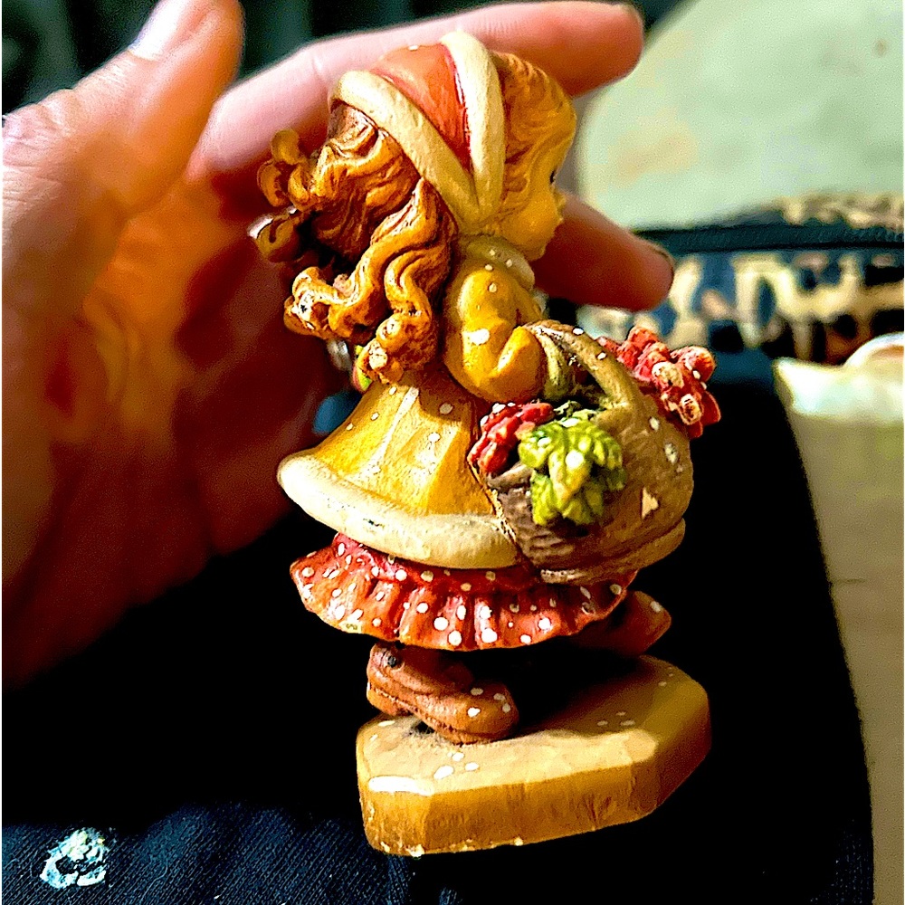 ANRI Sarah Kay’s “yuletide Cheer' Figurine Limited Edition Italy